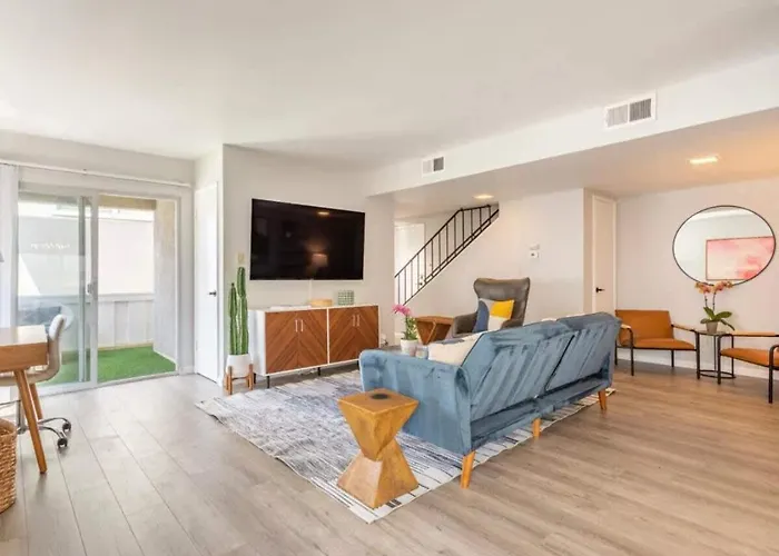 Downtown Manhattan Beach 3 Bed Townhouse Parking