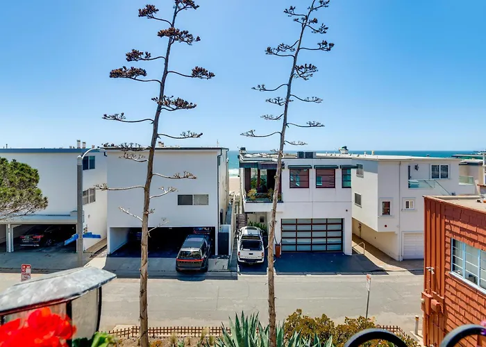 Steps To Ocean: Manhattan Beach Gem W/ Deck!